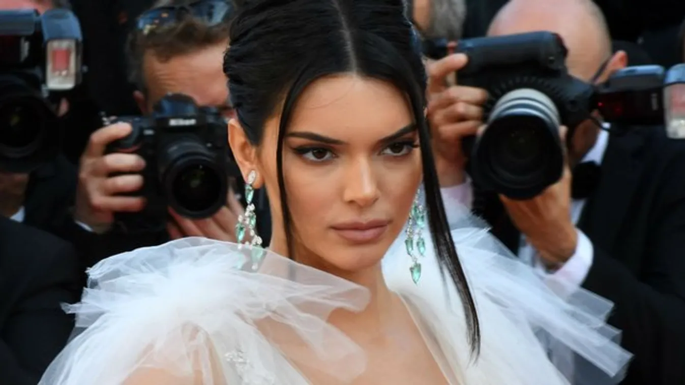 Dobjon el mindent: Kendall Jenner totál meztelenre vetkőzött - 18+ fotó
