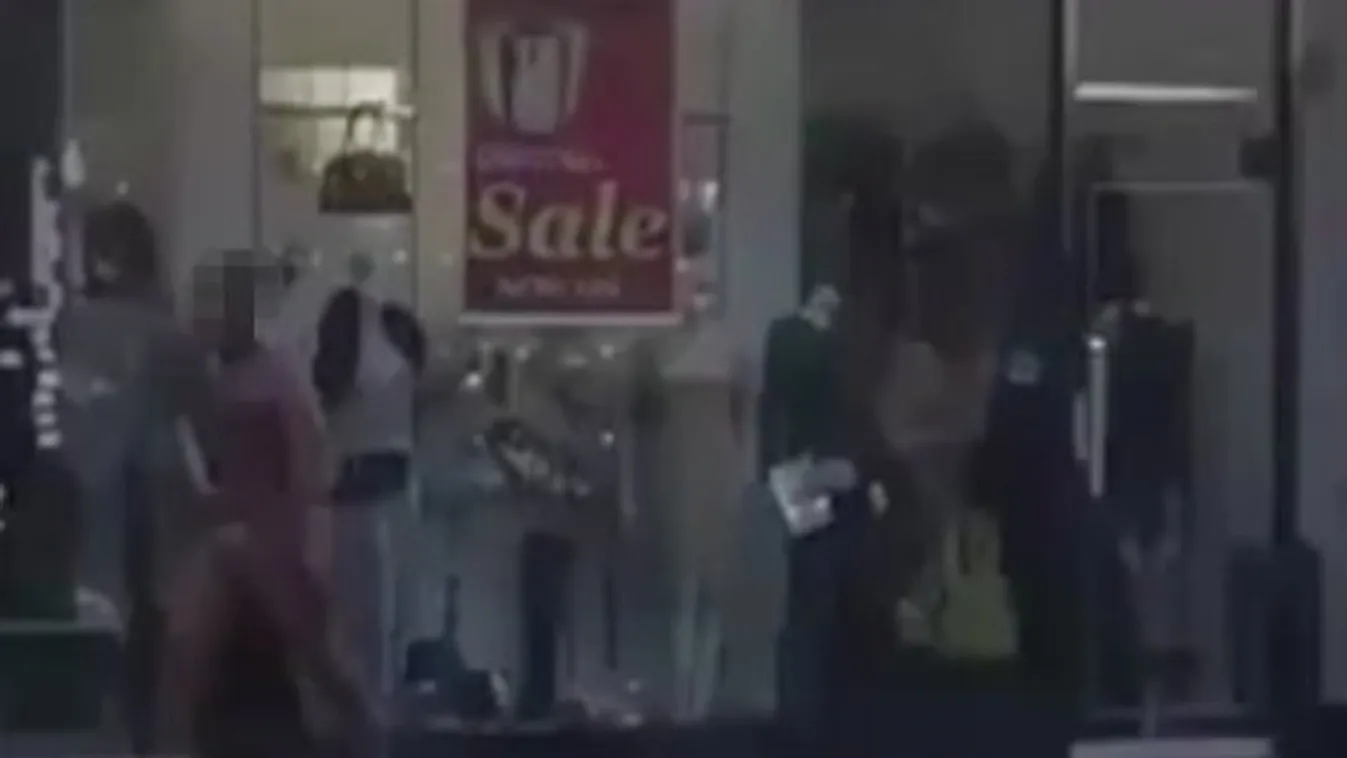 Meztelen férfi sétált az utcán, majd támadott meg egy babakocsit toló nőt – videó