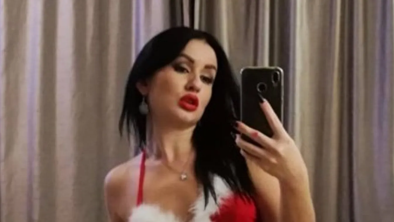 Apró tangában terpeszt a brutál mellű OnlyFans-modell – 18+ fotók