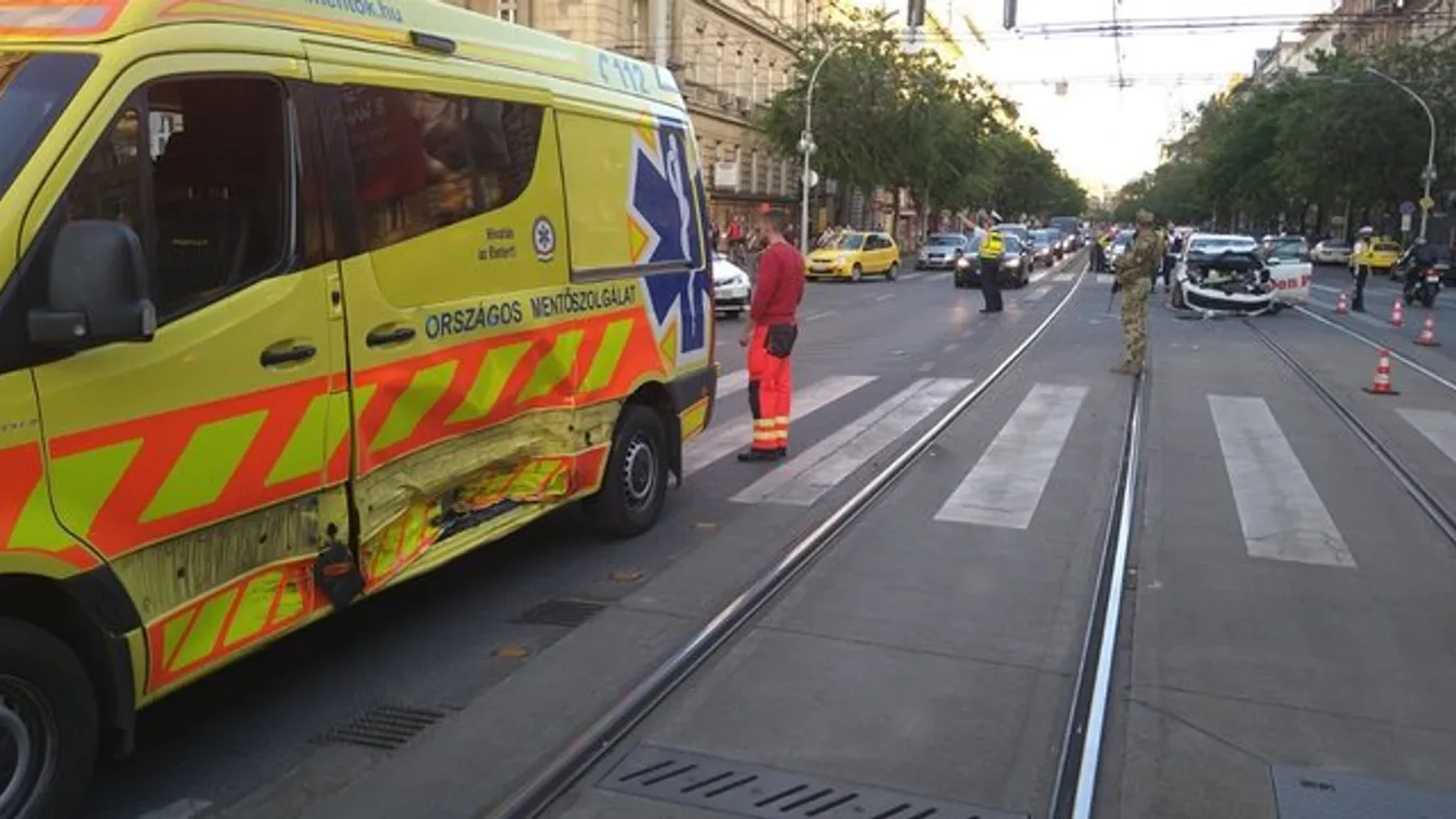 Most érkezett: szirénázó mentő balesetezett a körúton - sérült is van