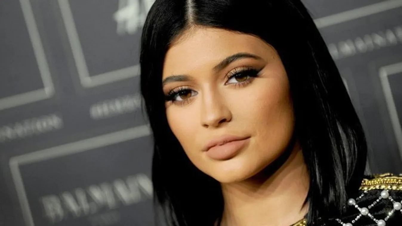 Kylie Jenner csak egy kalapot vett fel a fürdéshez, a többi ruháját otthon hagyta - fotó