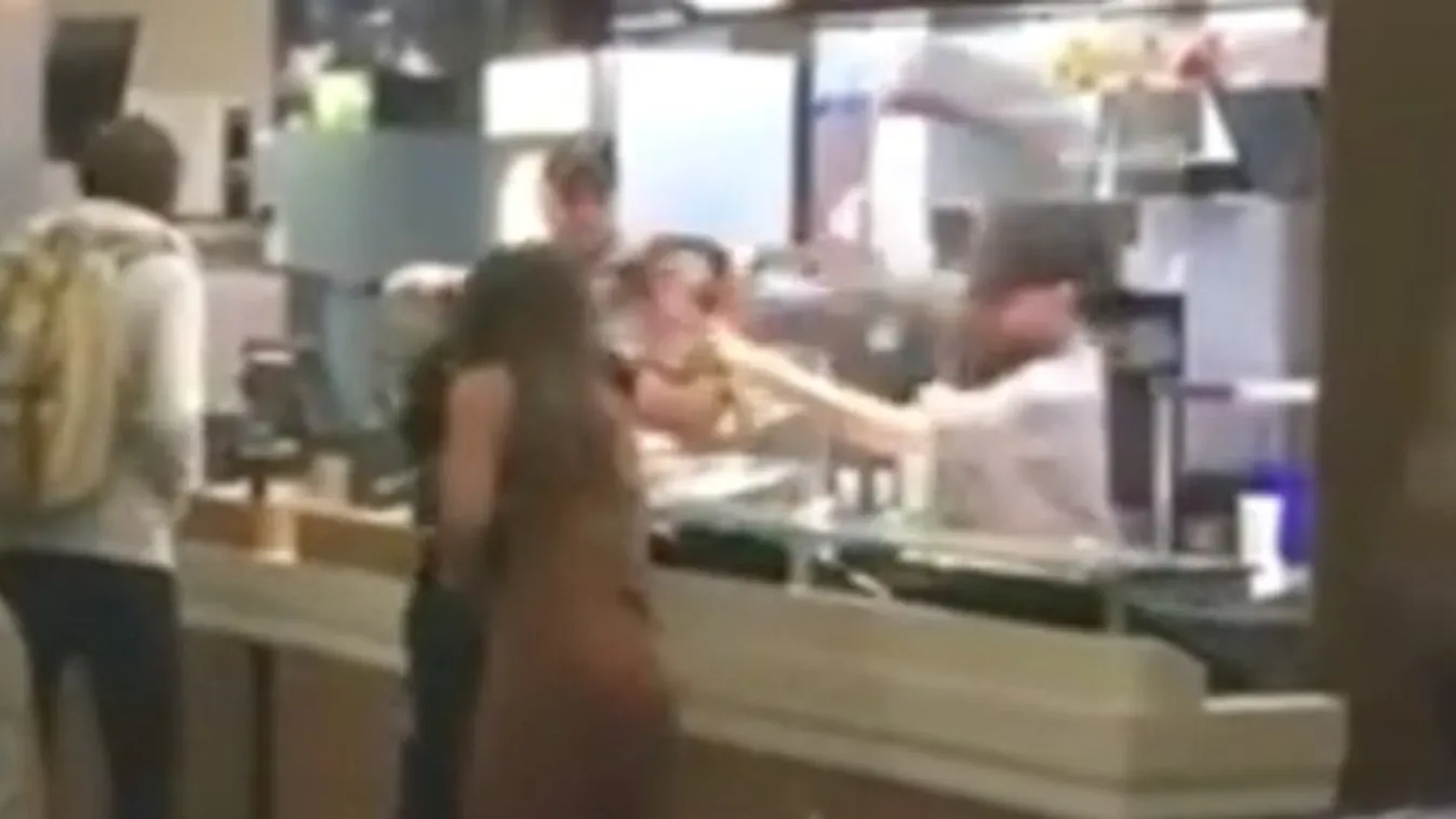 Hatalmas verekedés a Mekiben két nő és az alkalmazottak között – videó