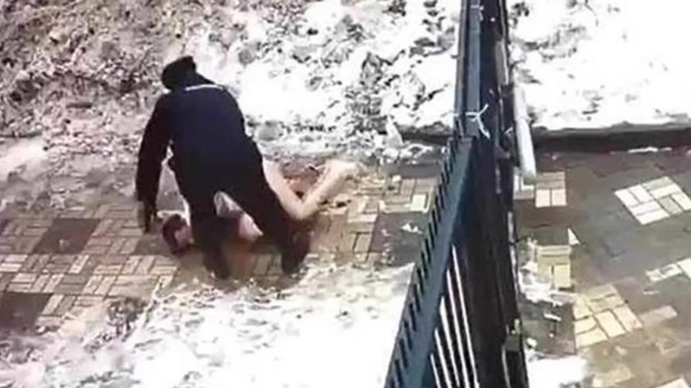 Videón, ahogy letolt gatyával rajtakapják az erőszakolni készülő pedofilt