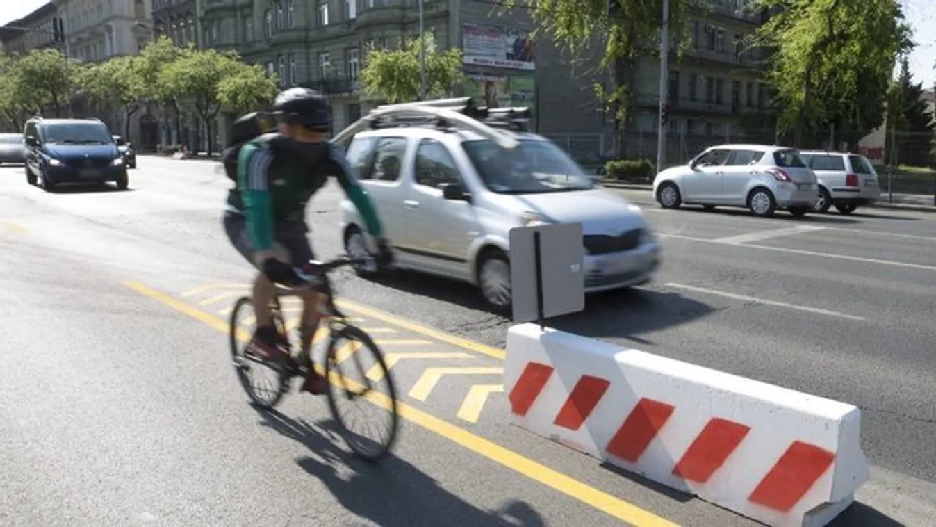 Hatalmas káosz várható az Üllői úton az új kerékpársáv miatt – Veszélyes betontömbökkel jelölik a leválasztott részt