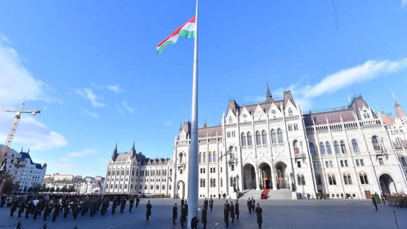 Felvonták a nemzeti lobogót a Parlament előtt 