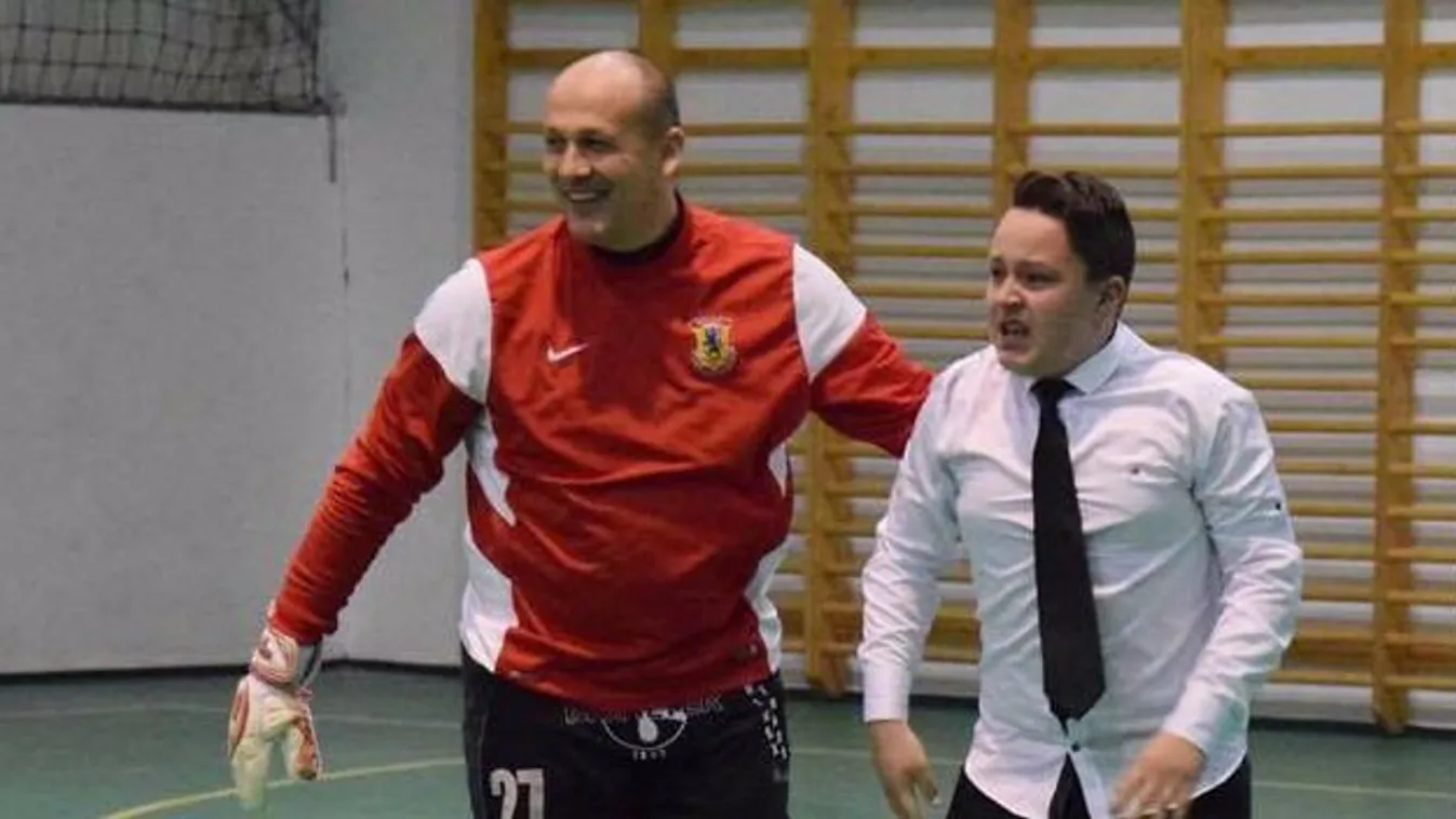 Neves focistákat irányít a tini Ádám