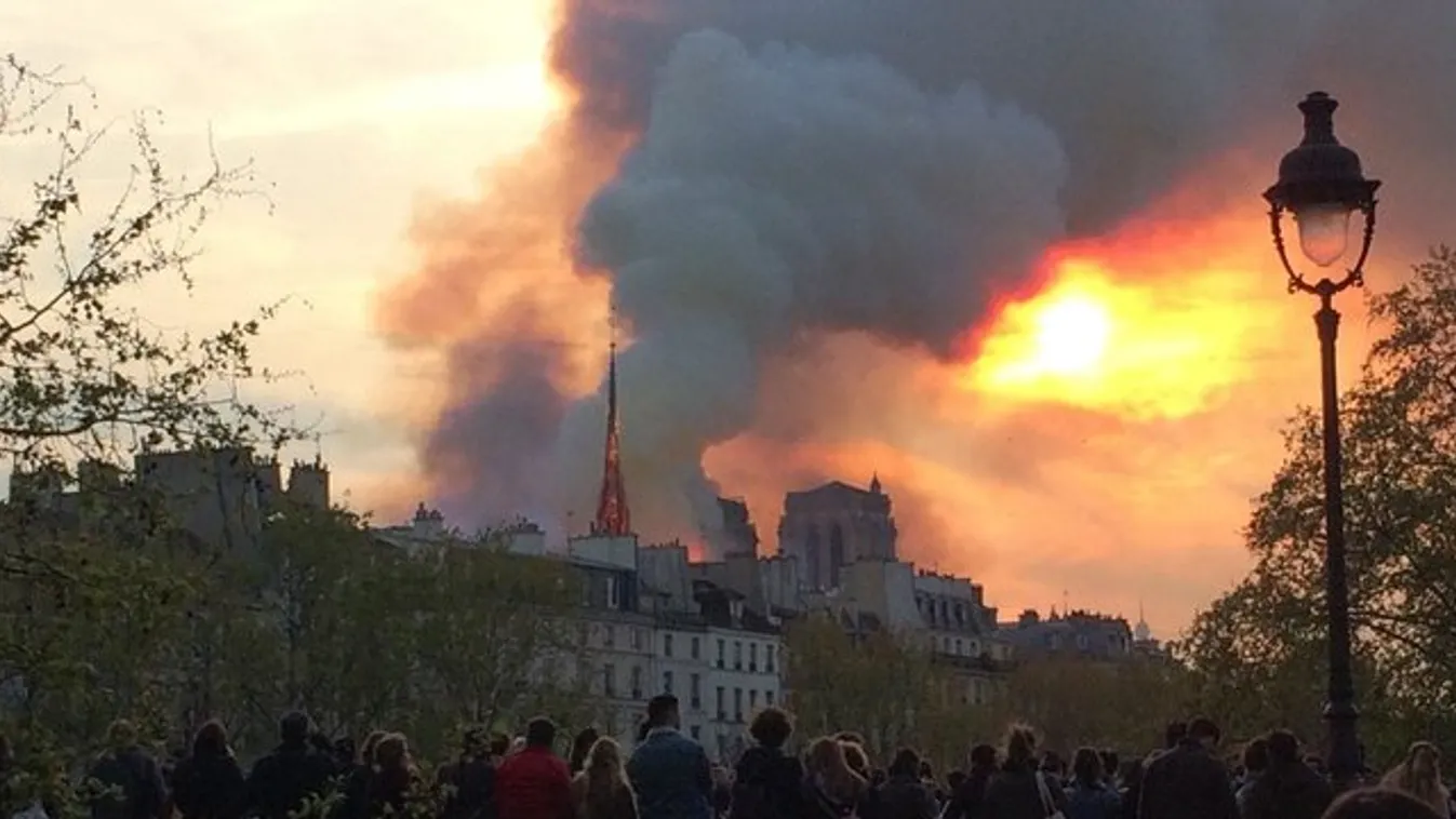 Jézust pillantotta meg a Notre Dame lángjai között - fotó