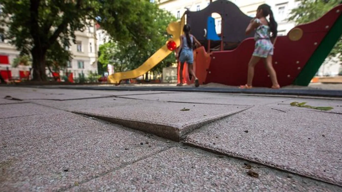 Kiálló villanydrótok, üvegszilánkok, hajléktalanok – így néz ki ma egy játszótér a belvárosban