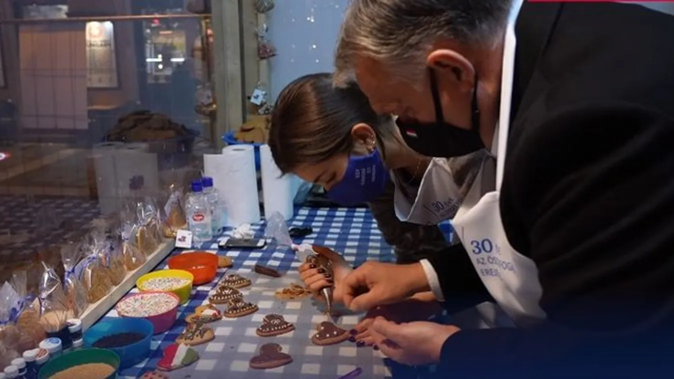 Fogadjunk, hogy nem látta még Orbán Viktort mézeskalácsot készíteni! videó