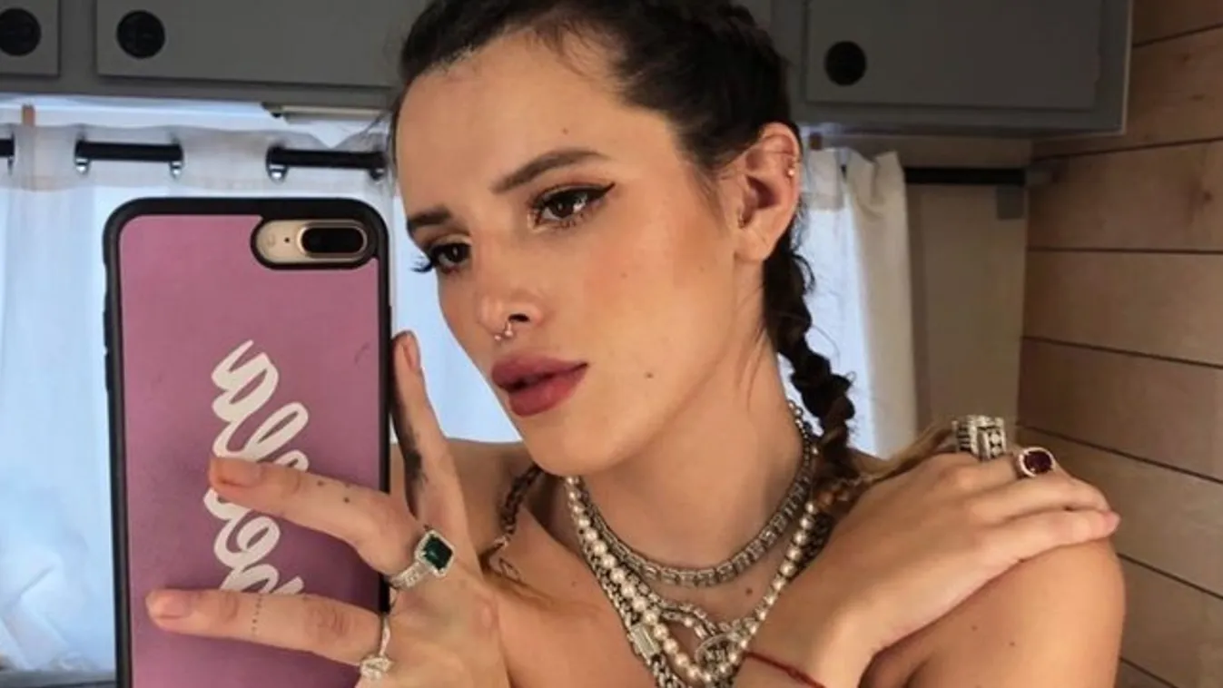 Hoppá! Bella Thorne félmeztelenül szelfizett – 18+ fotó