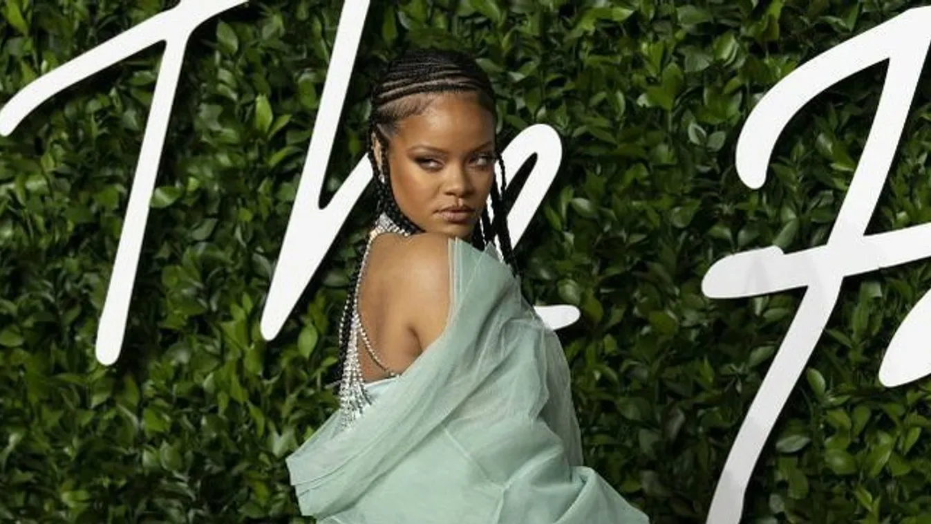 Rihanna kidobta a húst: csak masni és csipke takarja a testét