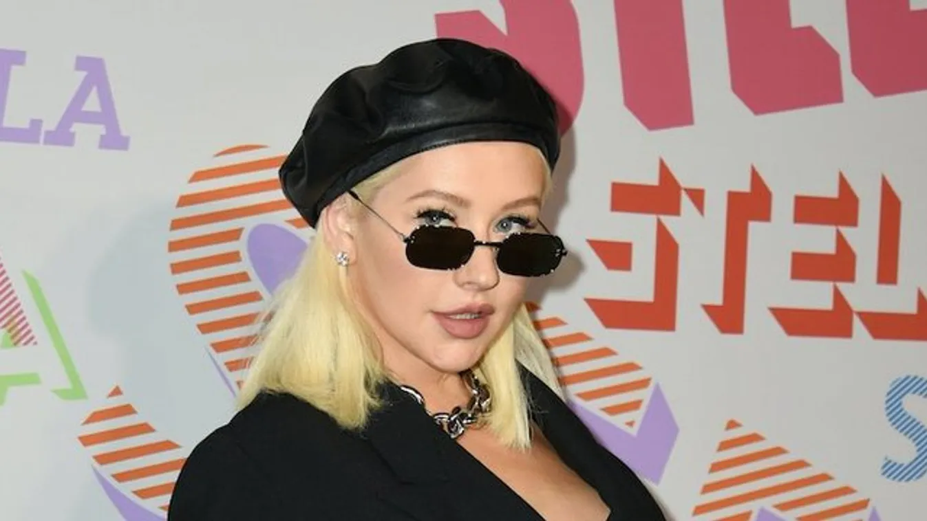 Christina Aguilera szégyenlős kislányával cukiskodik a színpadon - videó