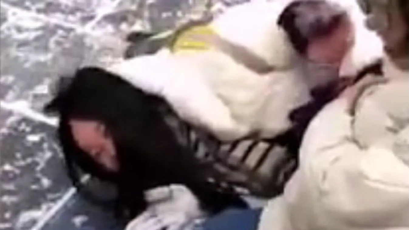 Kabaréba illő, ahogyan a turisták küzdenek a tükörjég borította kínai nagy fallal - videó