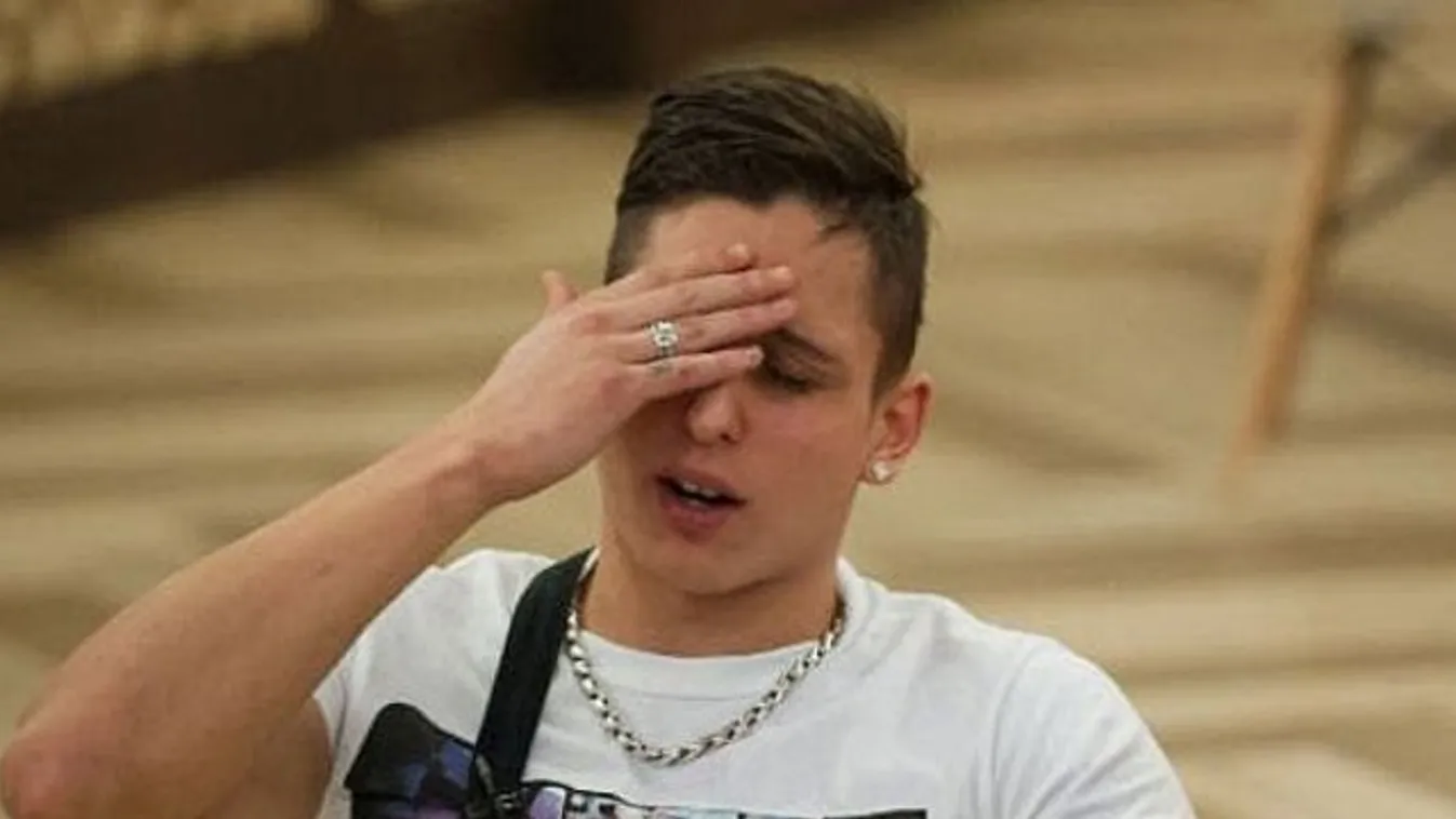 A Parlament előtt lóbálta a micsodáját Aurelio