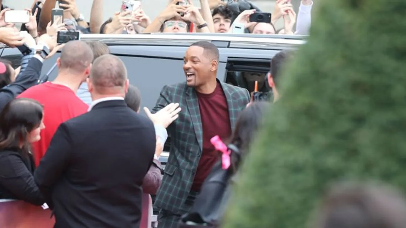 Széles mosollyal az arcán érkezett meg Will Smith a Várba – fotók