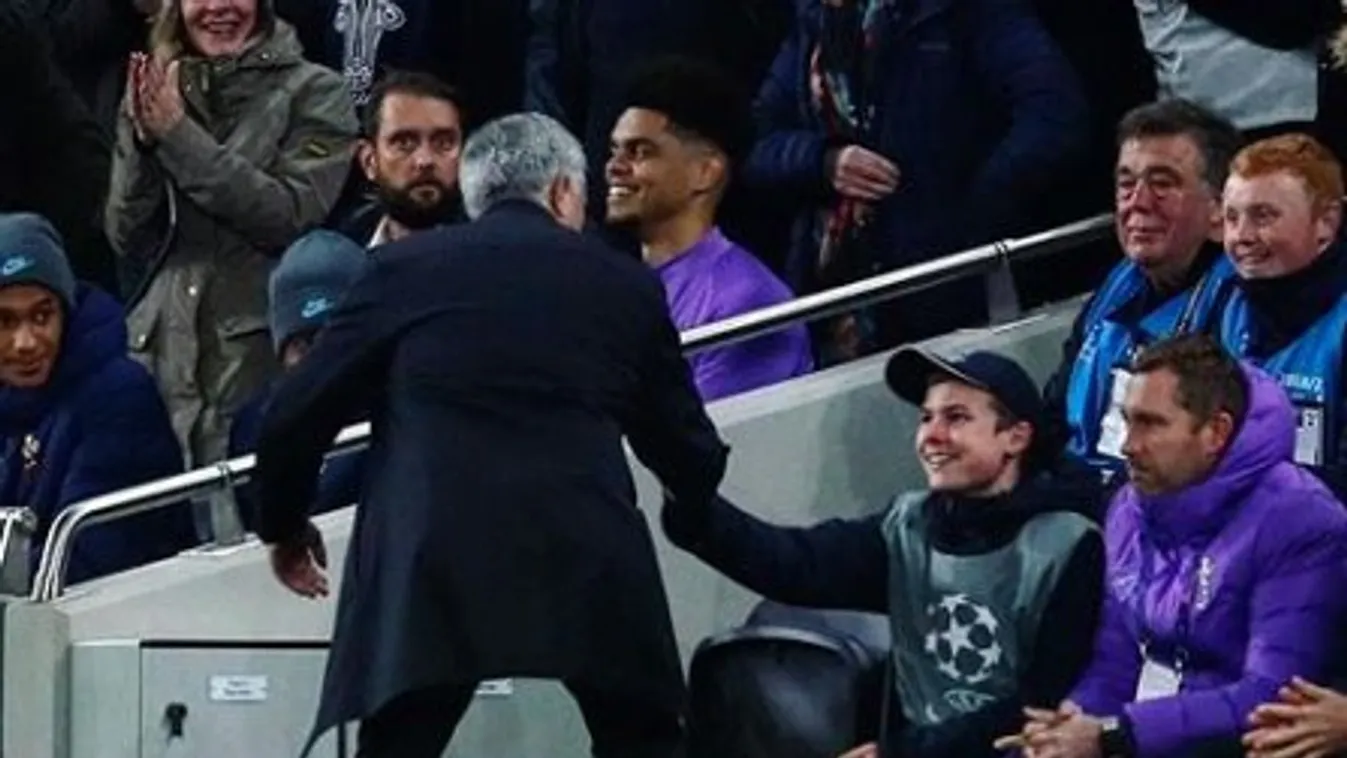 Labdaszedőt ölelgetett Mourinho