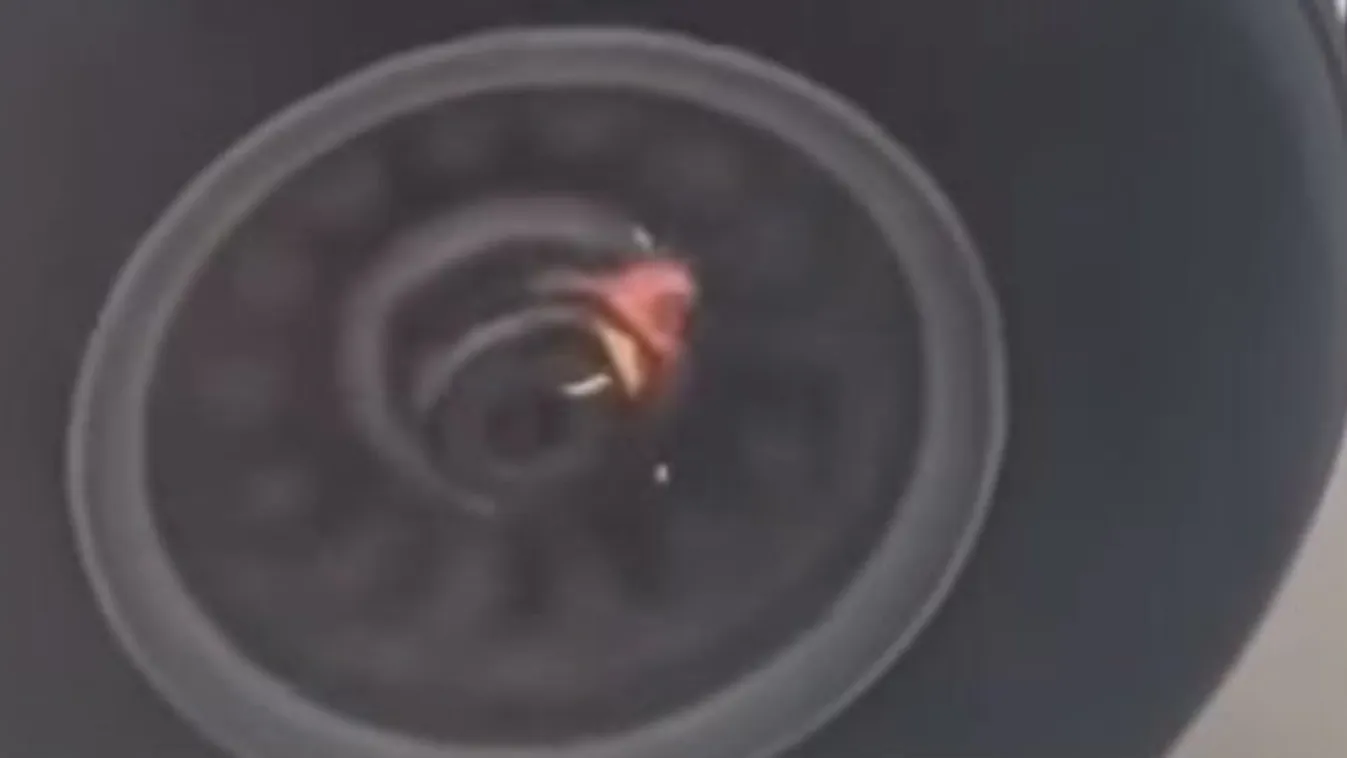 Szikrázva szakadt le felszállás közben egy repülőgép kereke – videó