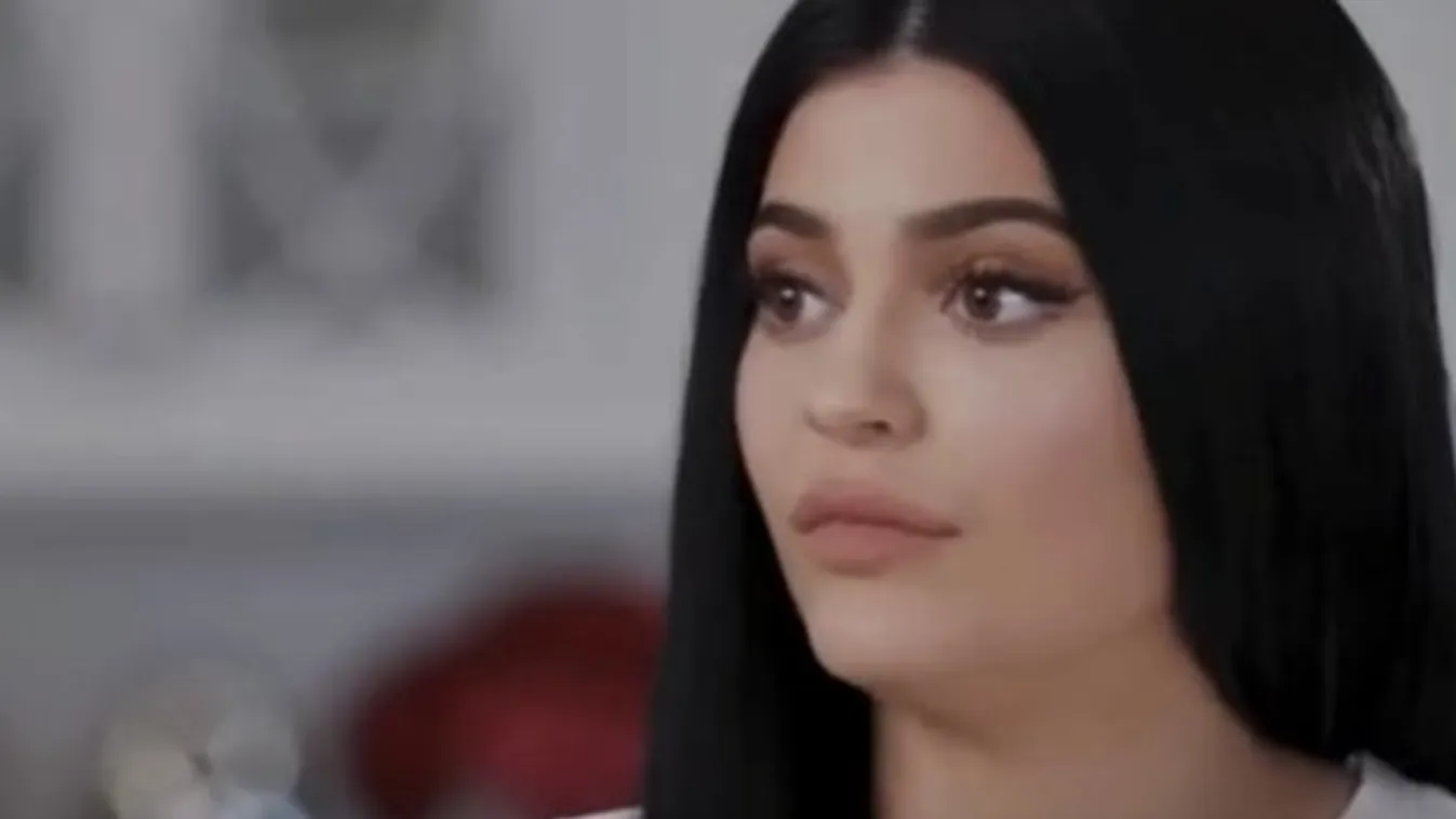 Bréking: Kylie Jenner szerint menő a zokni-gumipapucs kombó - fotó