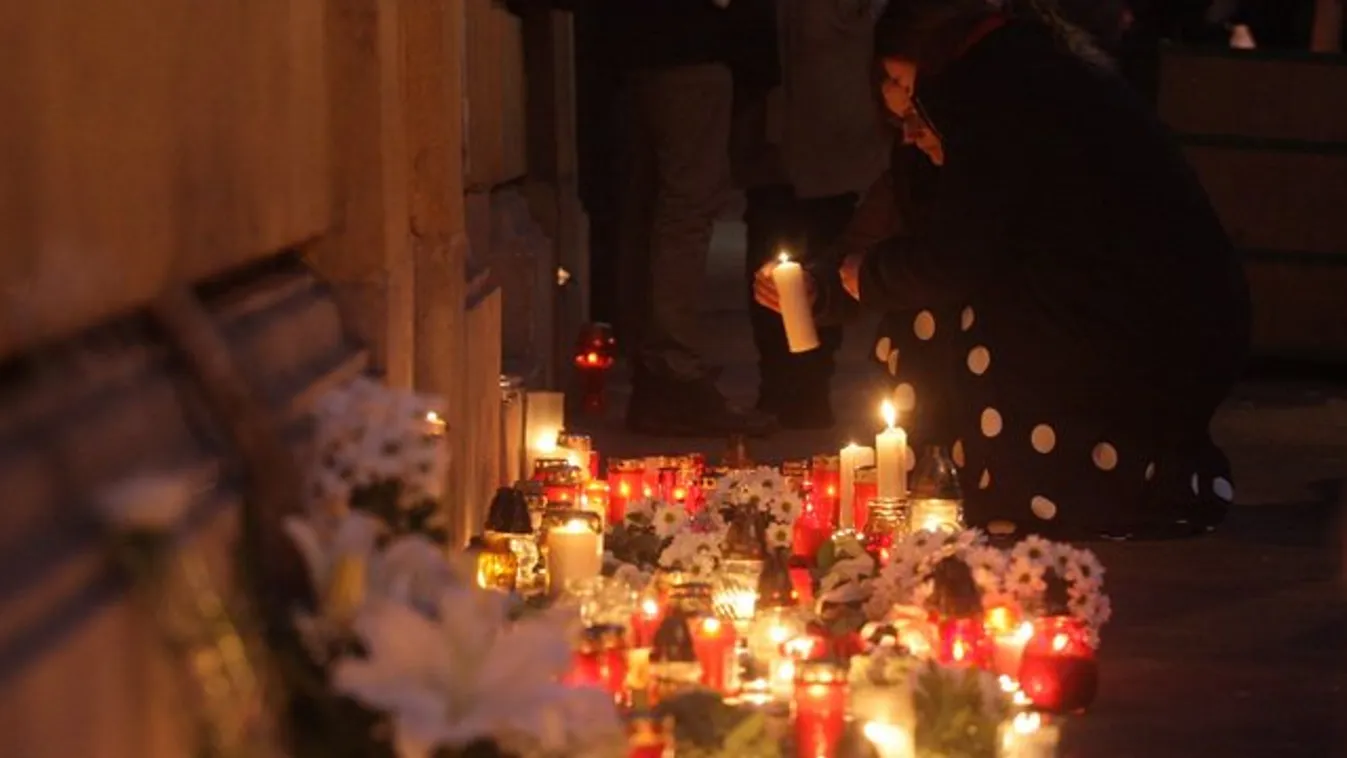 Megemlékezés a horrorbusz diákjainak iskolájánál – fotók