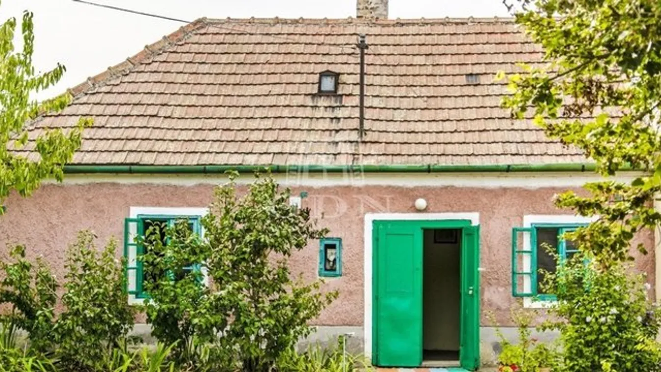 6,5 millióért kínálnak egy házat a lenyűgöző Szent György-hegy lábánál