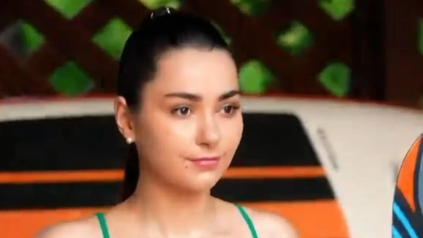 Úgy állnak Helga mellbimbói, szinte átszúrják a bikini felsőjét - 18+ fotók