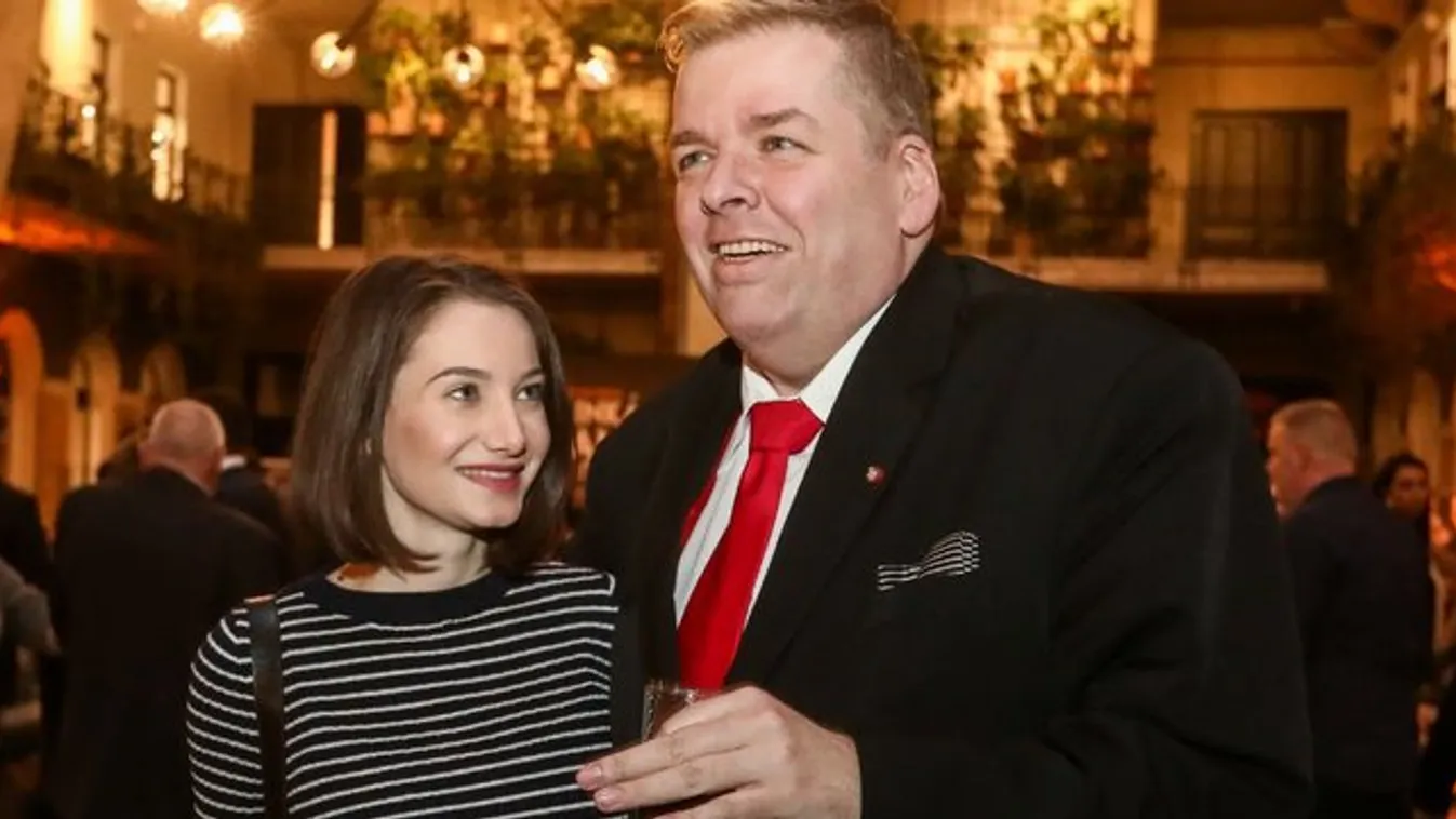 Menyasszonya Schmuck Andor hangjába szeretett bele