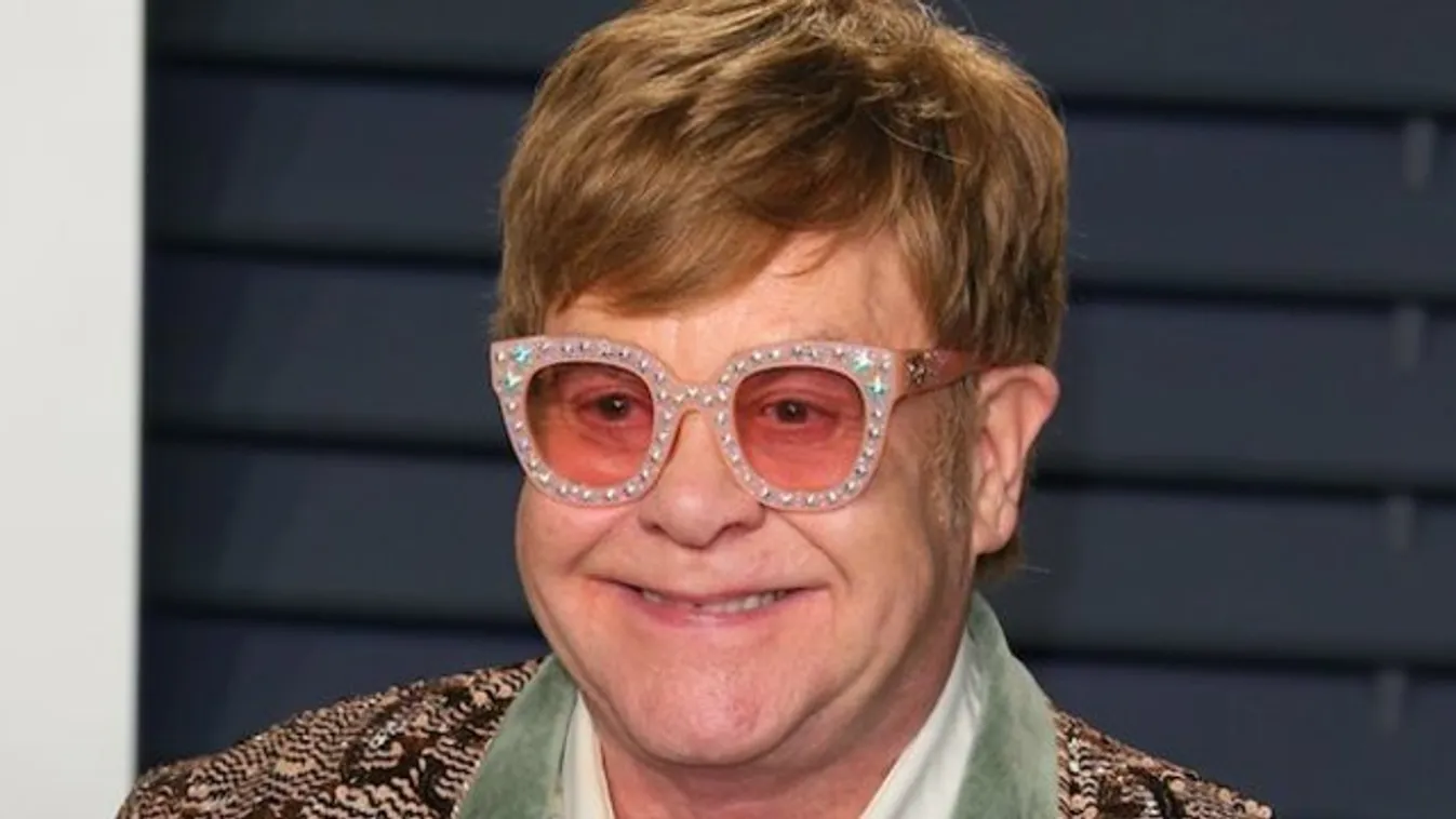 Elton John igencsak bizarr tevékenységre szokott rá, mikor lejött a piáról