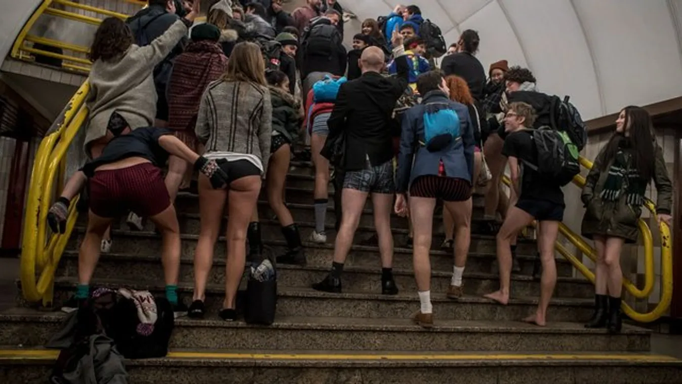 Ezrek metróztak az idén is bugyiban