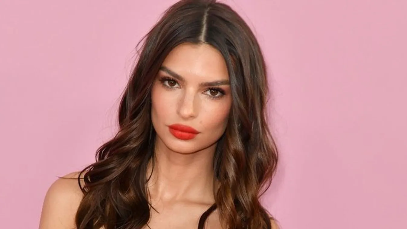 Emily Ratajkowski ruha nélkül álldogált egy hűtönyi sör előtt – fotó 18+