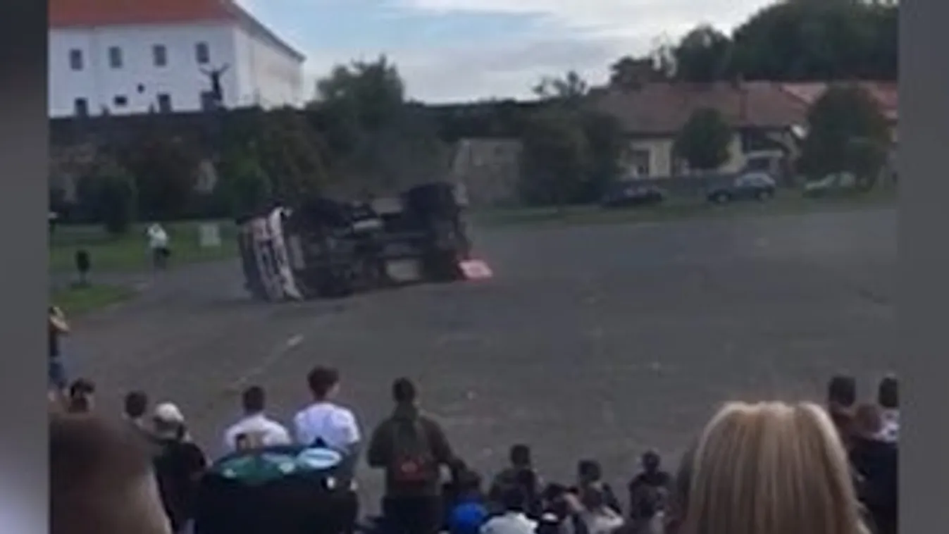 Több tűzoltó megsérült egy váci bemutató alatt