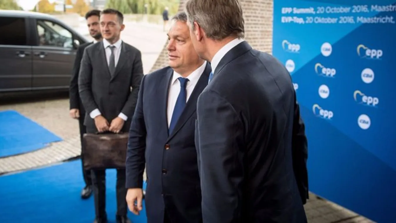 Egyhavi fizetésébe került Rogánnak aktatáskája