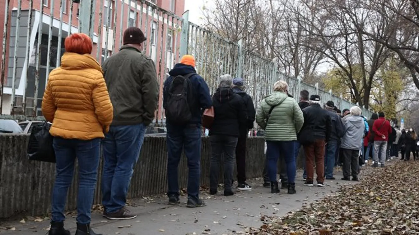 Kígyózó sorok állnak a kórházi oltópontoknál
