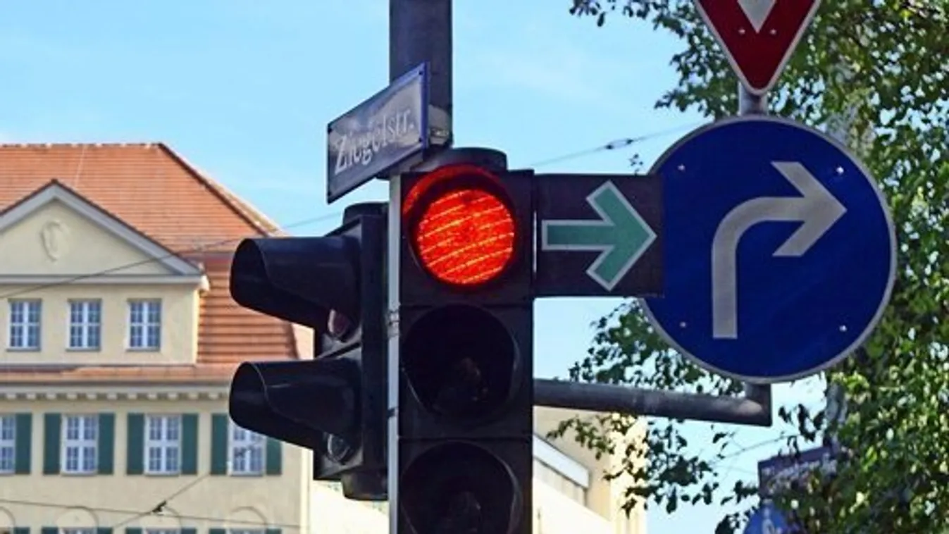 Beletaposott a gázba, hogy áthajtson a piroson – halálos balesetet okozott