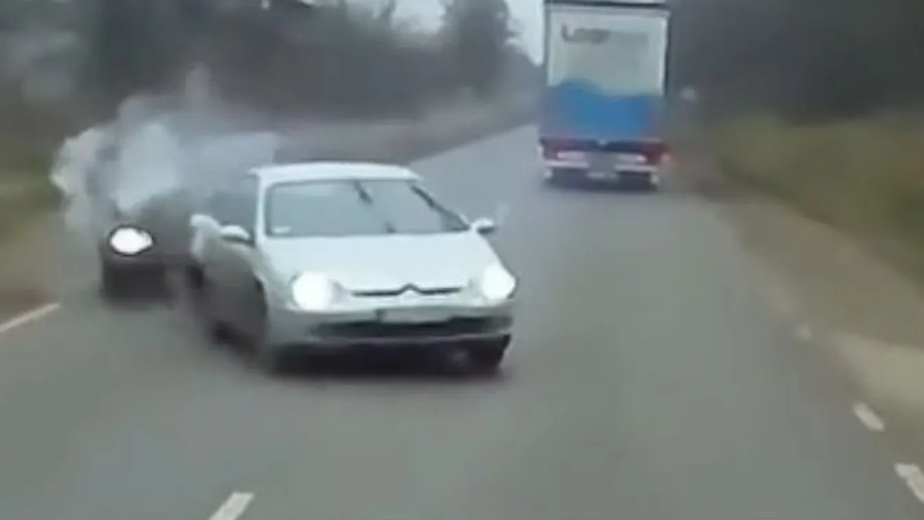 Kamion elé lökte az álló Citroent egy figyelmetlen sofőr – videó