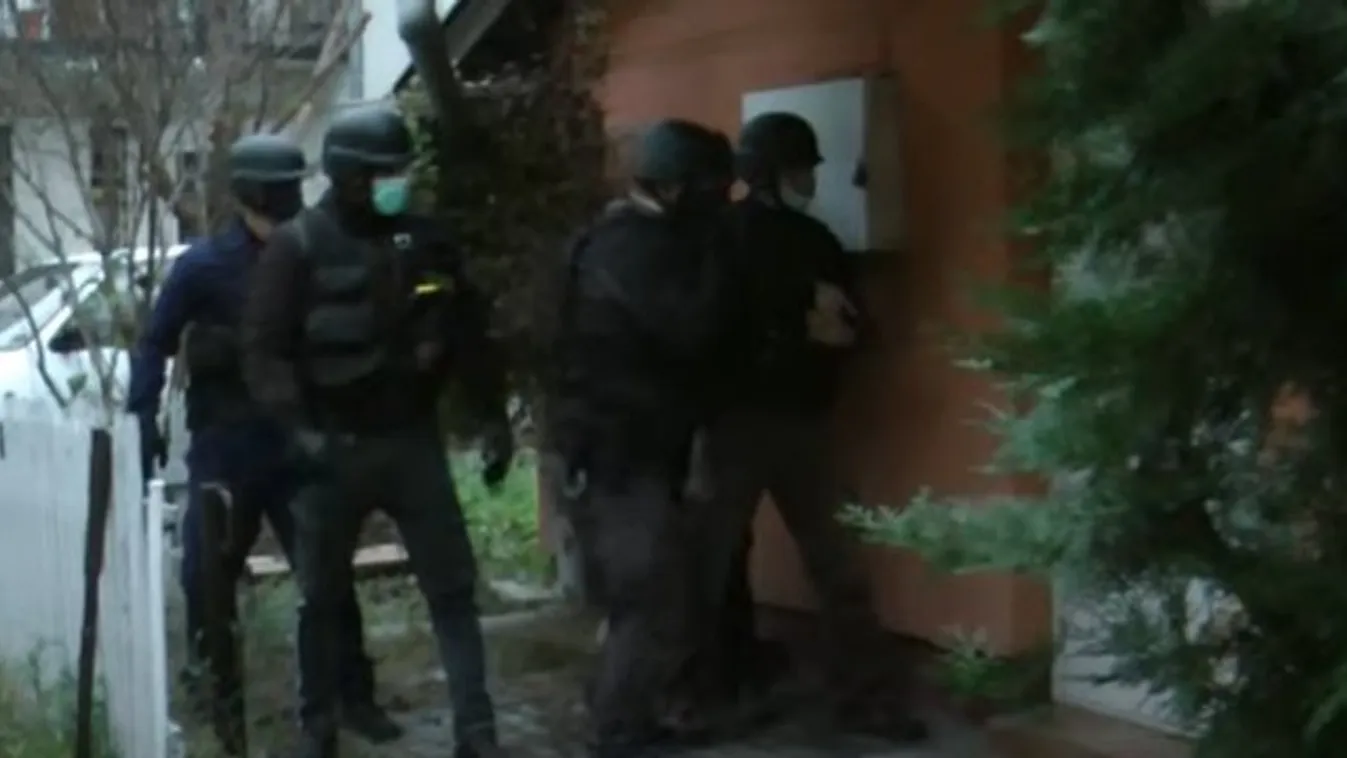 Rájuk rúgták az ajtót a zsaruk: kábítószer-terjesztő hálózatot számoltak fel Szegeden – videó