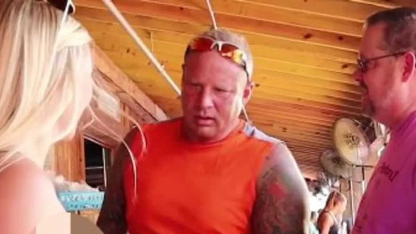 Csak nagyon nehezen tűnt fel a vendégeknek, hogy ez a pincérnő pucér – 18+ videó