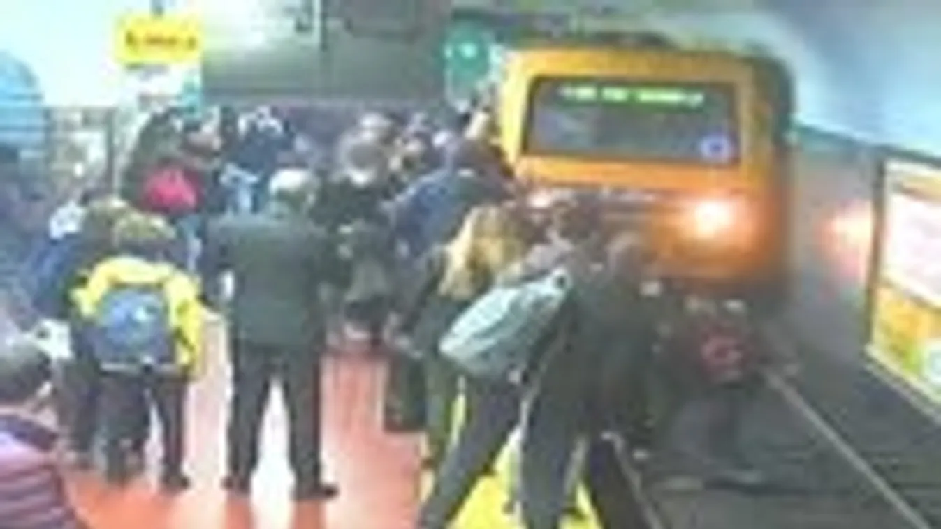 Vérfagyasztó: véletlenül éppen az érkező metró elé lökte utastársát egy hirtelen összeeső férfi – videó