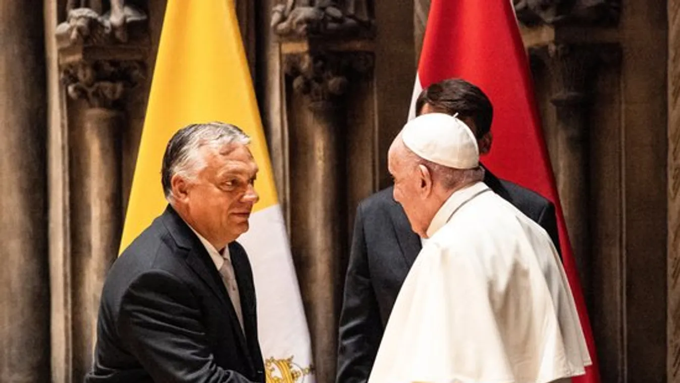 Több ezren vannak a Hősök terén, a pápa most találkozott Orbán Viktorral - fotók
