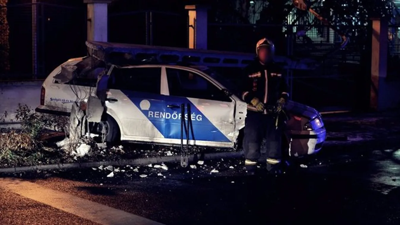 Villanyoszlopot döntöttek ki a rendőrök – képek