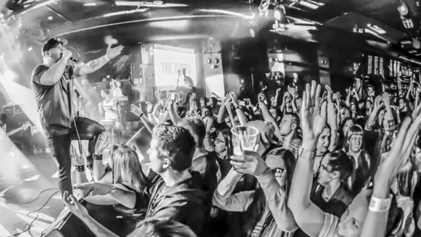 Sok nő irigyelheti: Matt Damont is vetkőztette a magyar rocksztár