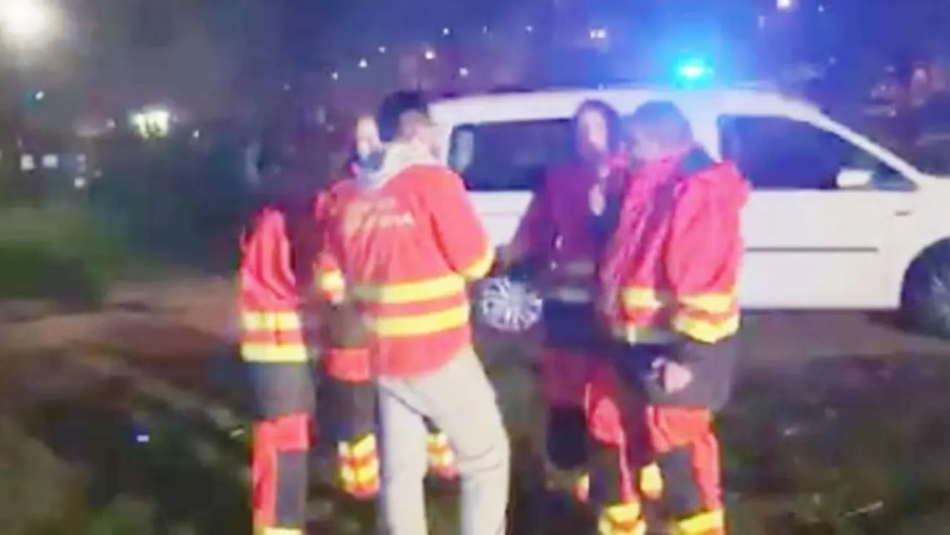 Megható pillanatok: dallal köszöntötték a mentősök az otthon maradókat – videó
