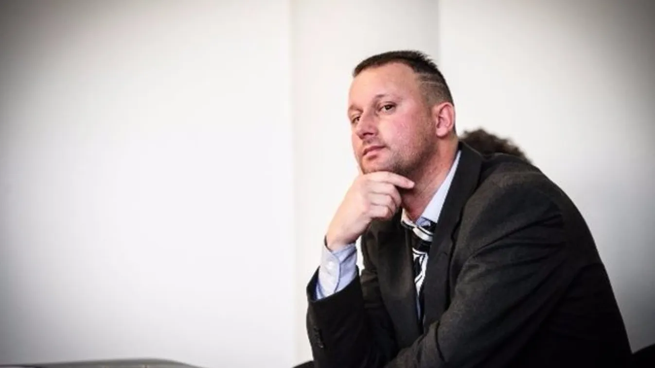 Erre a bizarr dologra kényszeríti Alekosz a barátnőjét