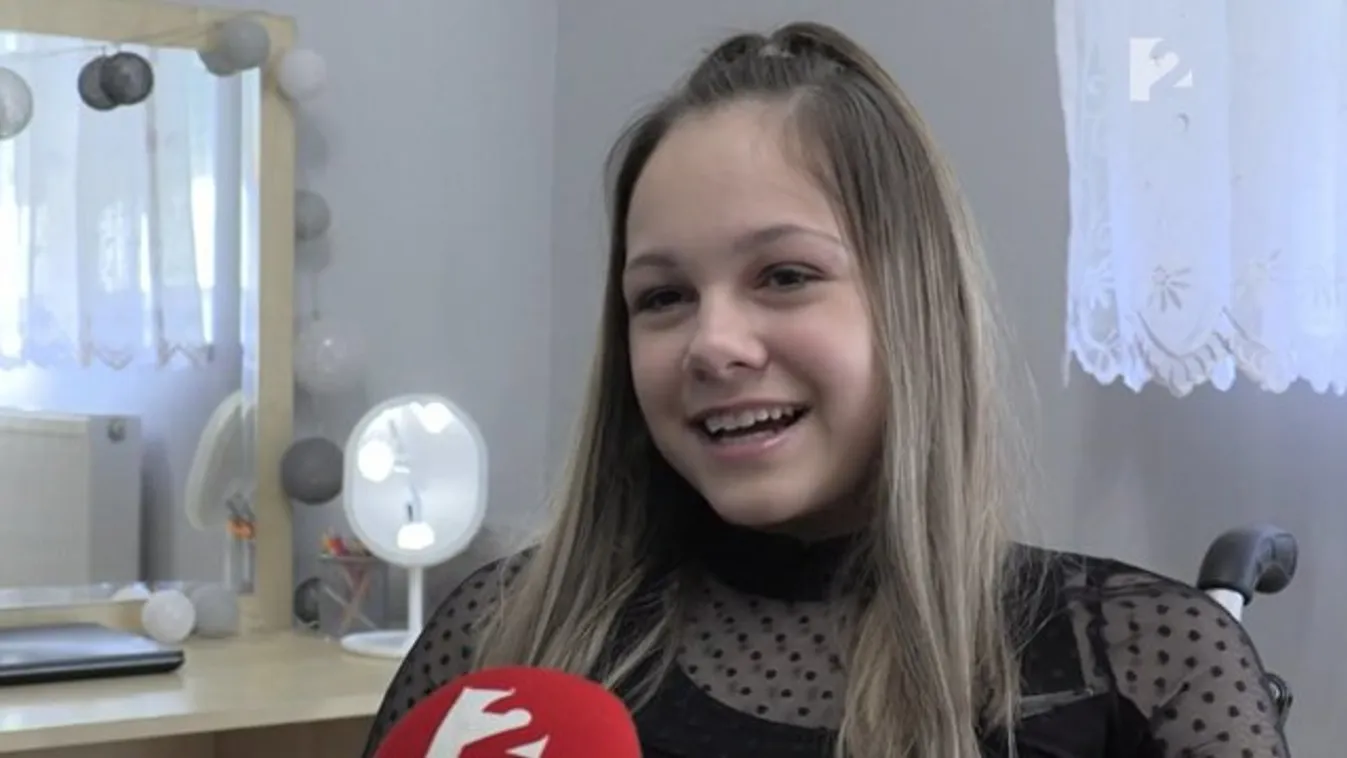 Ünnepi csoda: egy zebrán változott meg örökre a kerekesszékes Csenge élete – videó