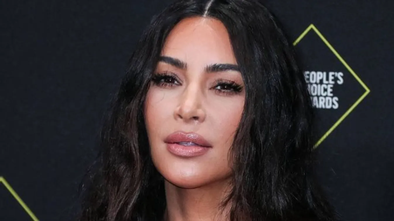 Ezt még bugyinak hívják? Csak egy cérnaszál takarja Kim Kardashian micsodáját - 18+ Fotó