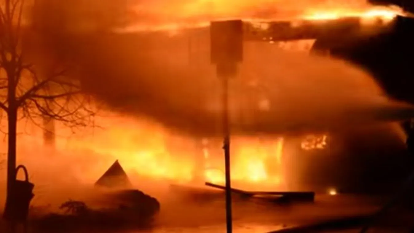 Vérfagyasztó pillanatok: Így oltotta hetvenegy tűzoltó a szentendrei Spart – videó