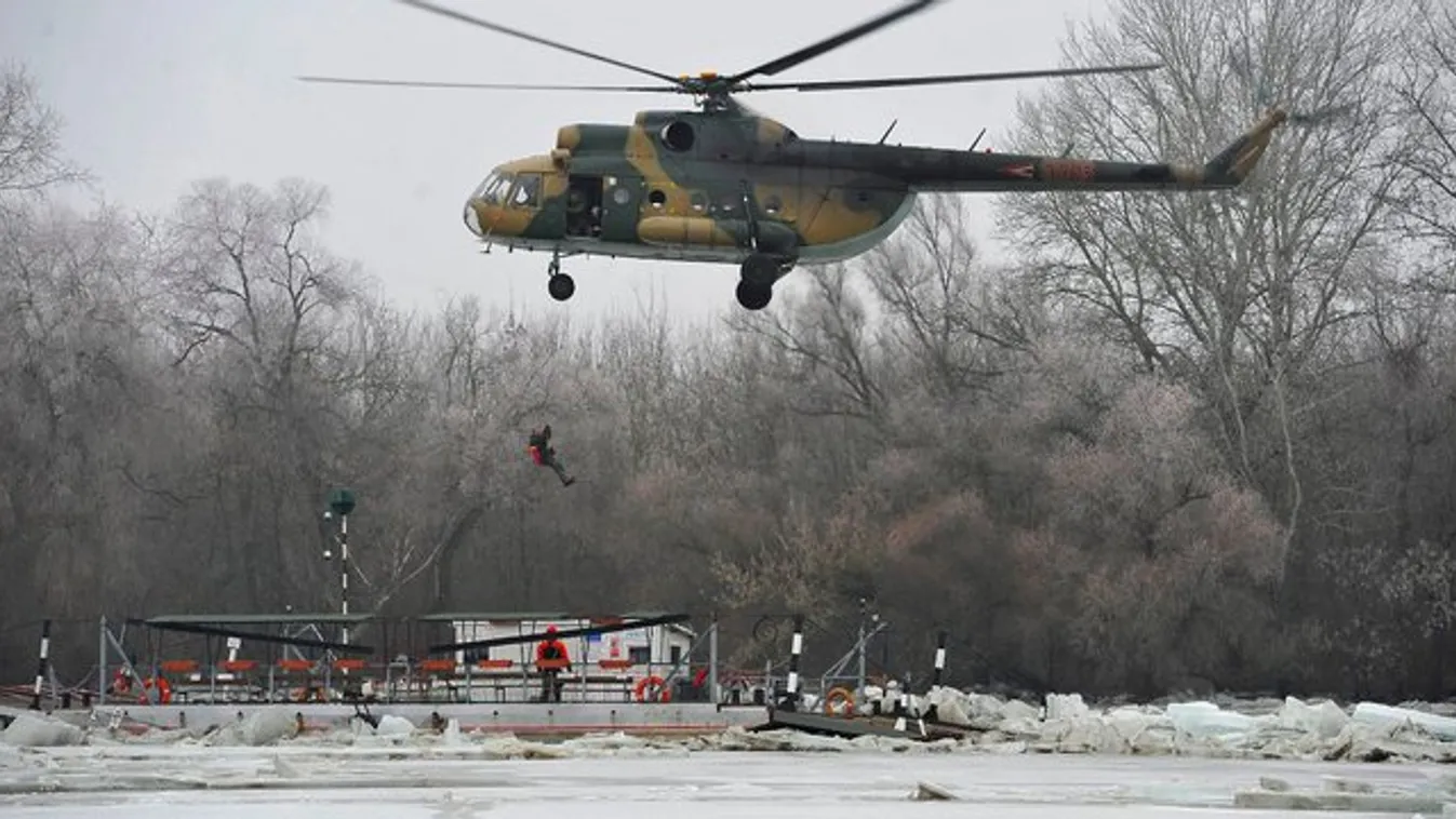 Helikopterrel mentették ki a jégbezárt kompról a tiszacsegei férfit – fotó