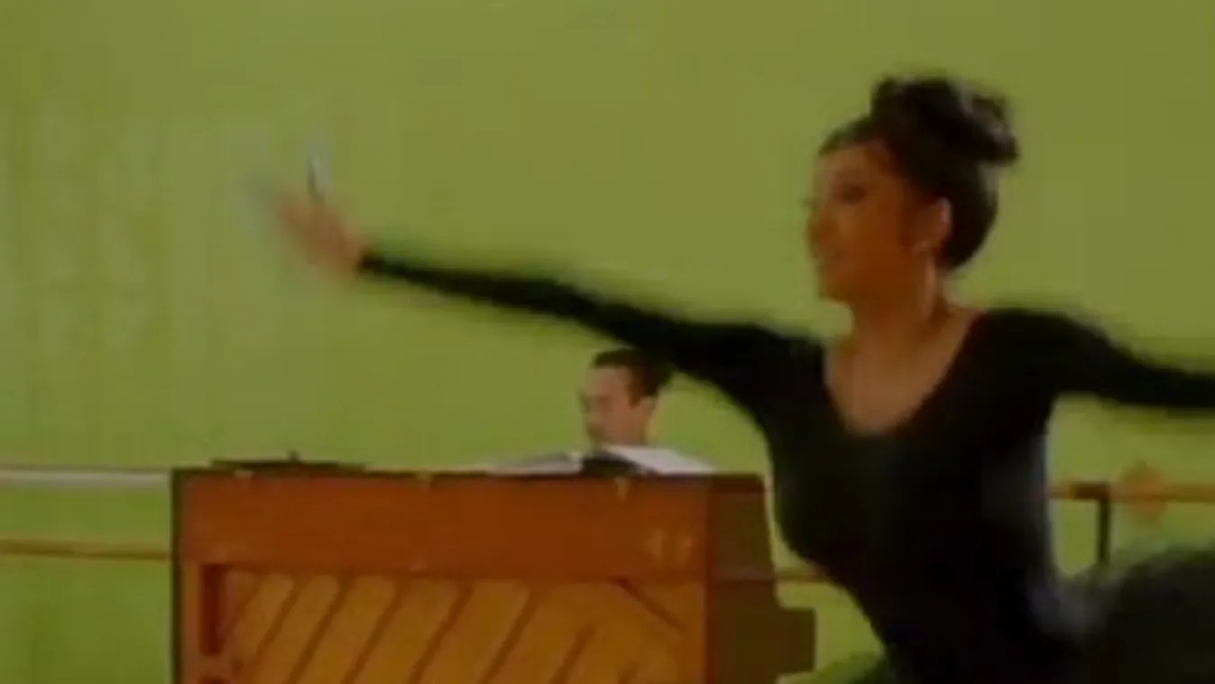 Ezt nem láttuk jönni: Így balettozik óriásfenekű Cardi B – videó