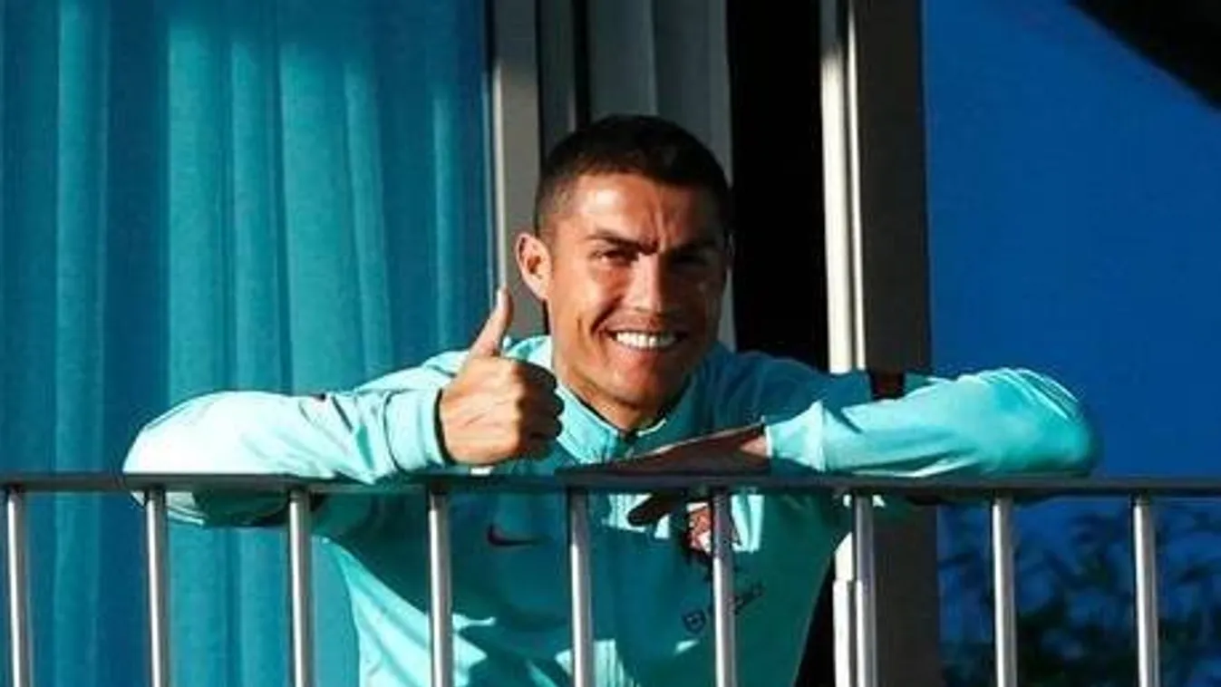 Extrafényesre simogatták Ronaldo szobrának nemiszervét a rajongók - Fotók