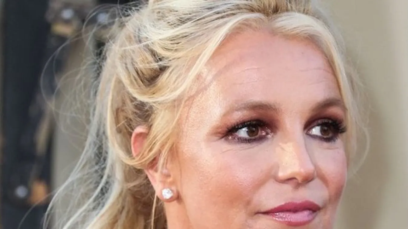 Britney Spears nem áll meg a leejtőn – videó
