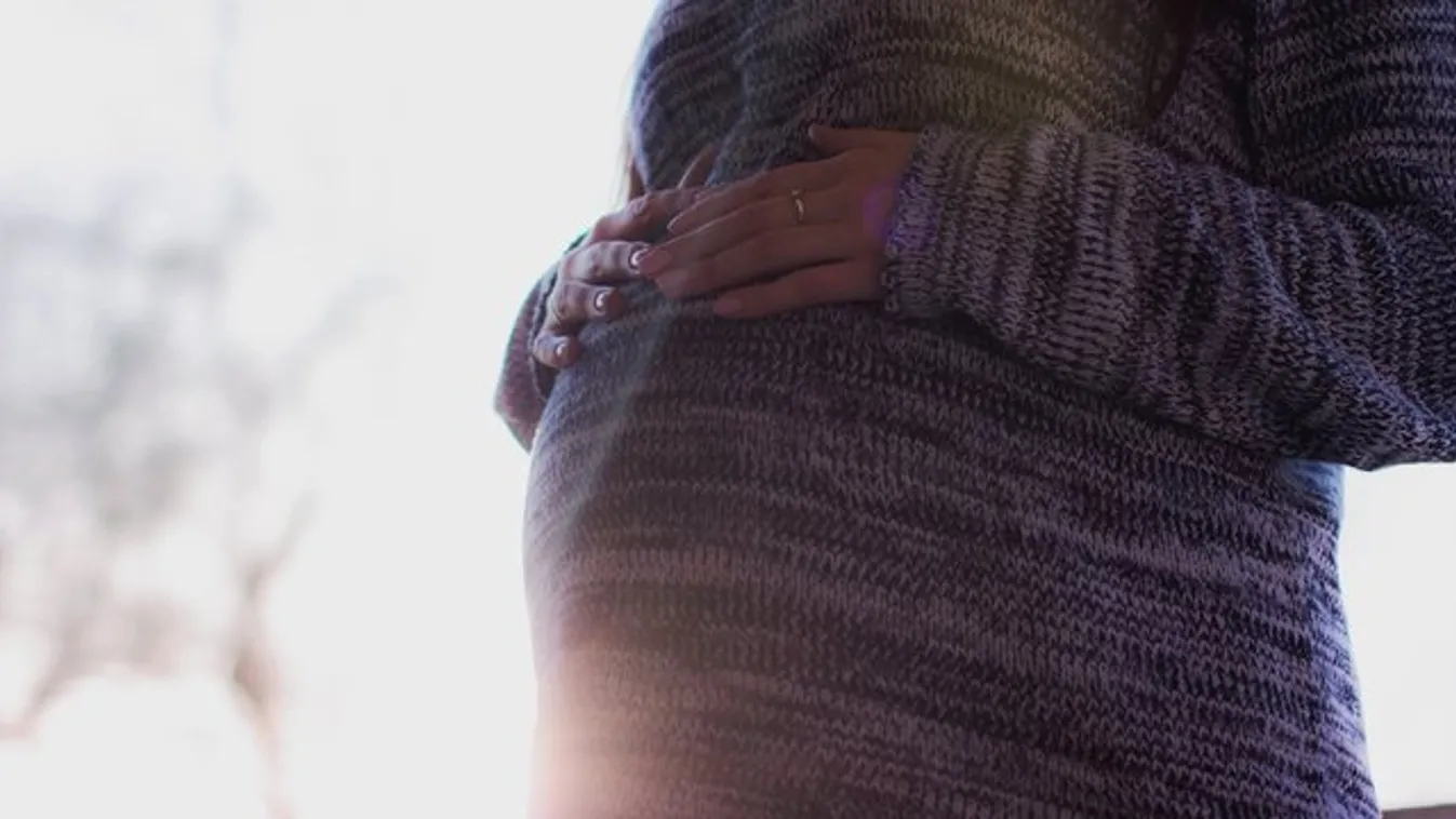 Csoda a Covid-osztályon: Kómában lévő koronavírusos anya adott életét egészséges kislányának